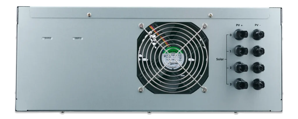 Parte trasera del Victron Multi HS19 Solar 15k con entradas solares MPPT y ventilador